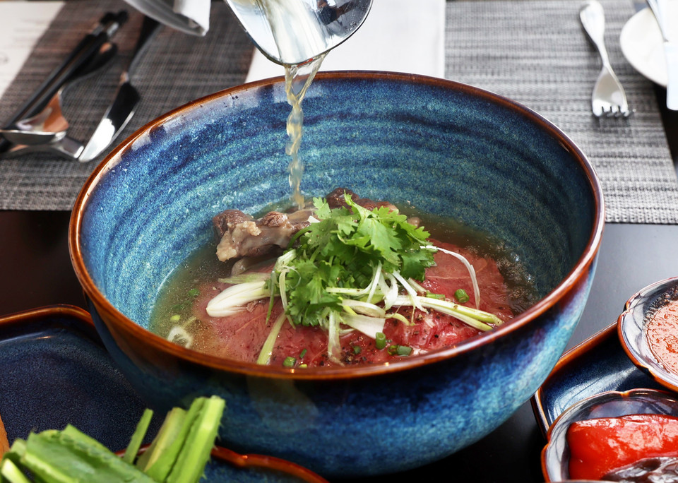 Phở Sài Gòn là món ăn được tạp chí du lịch nổi tiếng Time Out, có trụ sở tại Anh, gợi ý du khách nhất định phải thử khi đến Thành phố Hồ Chí Minh. (Ảnh: Hồng Đạt/TTXVN)