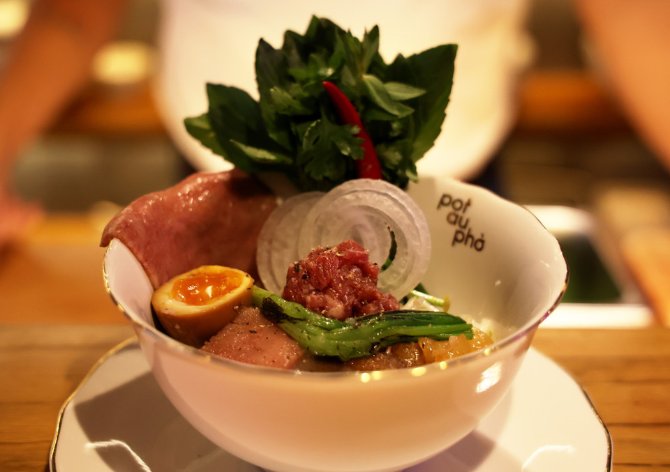Tô phở đặc biệt trong nhà hàng Pot Au Pho với các nguyên liệu hấp dẫn. (Ảnh: Hồng Đạt/TTXVN)
