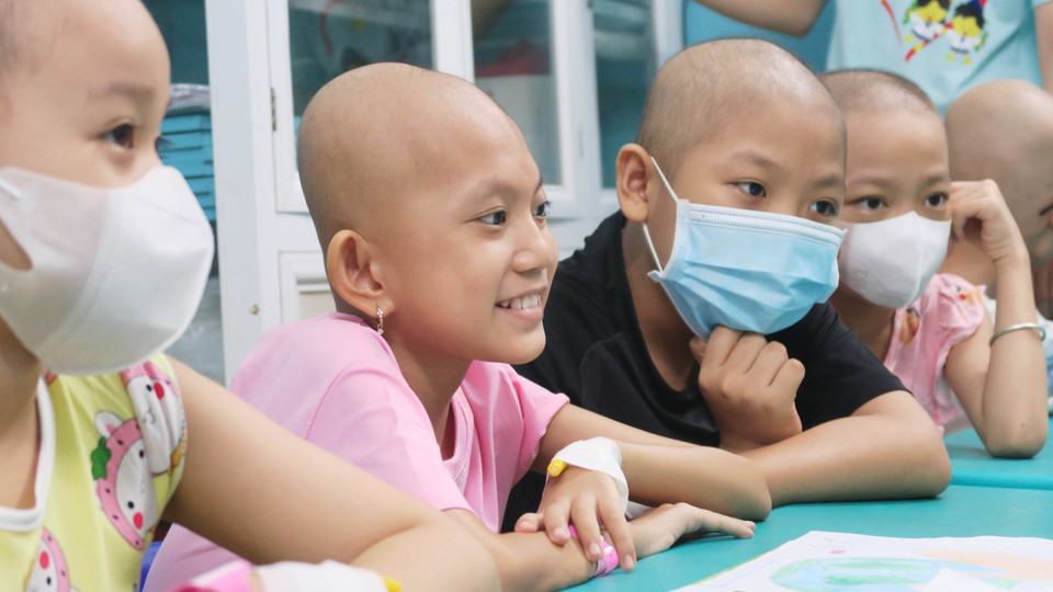 Nụ cười của bệnh nhi khi đến với 'Lớp học vui vẻ.' (Ảnh: Đinh Hằng/TTXVN)