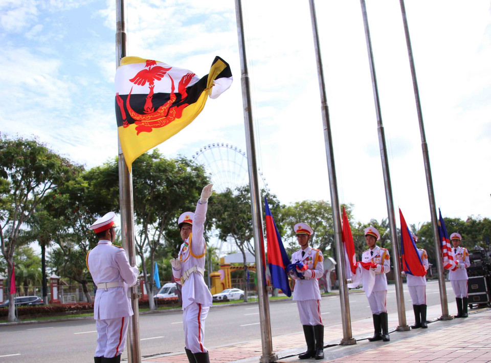 Lễ Thượng cờ các nước tham dự tại Đại hội Thể thao học sinh Đông Nam Á lần thứ 13. (Ảnh: Trần Lê Lâm/TTXVN)