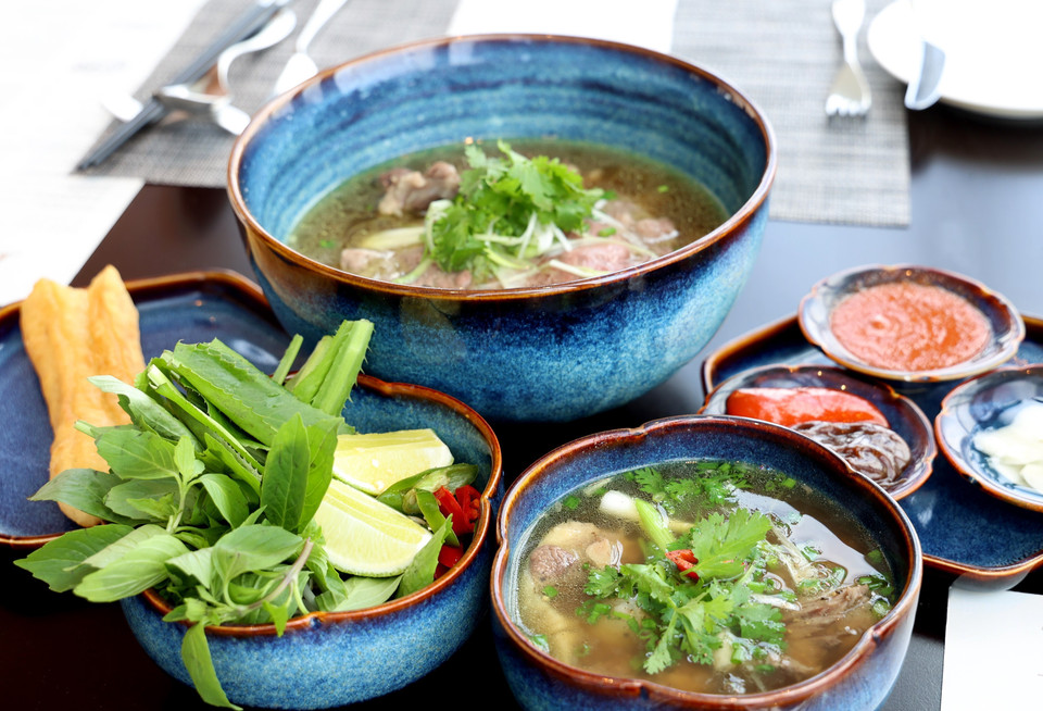 Món 'phở chọc trời' phục vụ thực khách ở nhà hàng cao cấp Oriental Pearl trên tòa nhà Landmark 81. (Ảnh: Hồng Đạt/TTXVN)