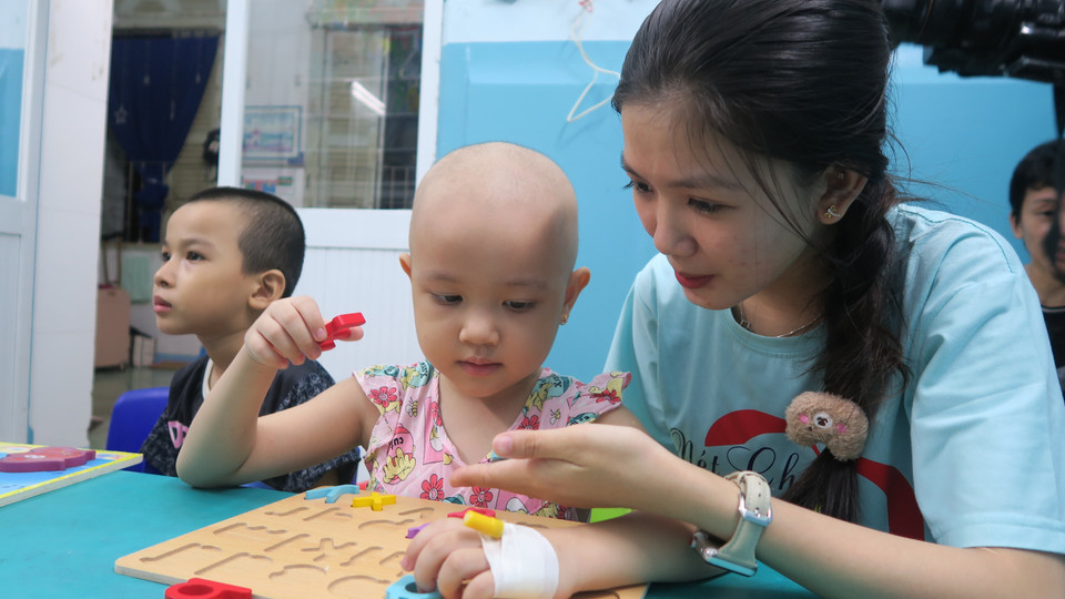 Cô và trò say sưa với những trò chơi, con chữ. (Ảnh: Đinh Hằng/TTXVN)