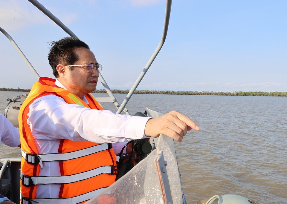 Thủ tướng Phạm Minh Chính thị sát cảng Trần Đề. (Ảnh: Dương Giang/TTXVN)