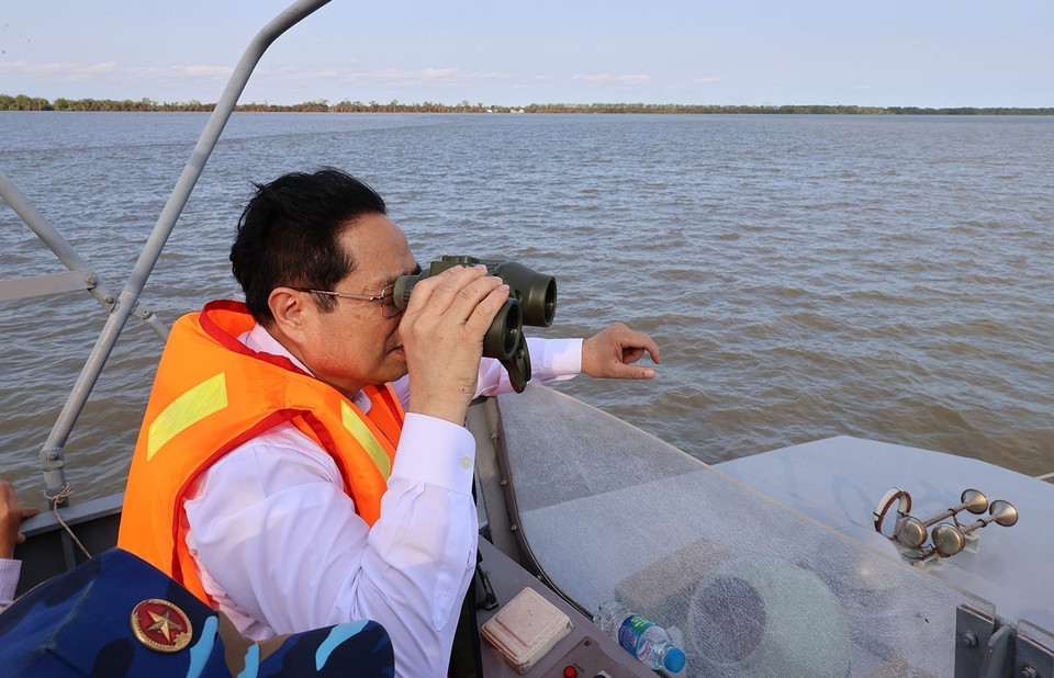 Thủ tướng Phạm Minh Chính thị sát cảng biển nước sâu Trần Đề. (Ảnh: Dương Giang/TTXVN)