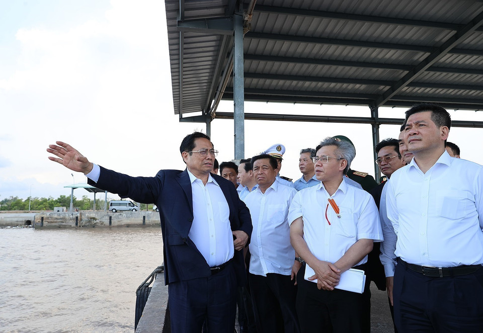 Thủ tướng Phạm Minh Chính và đoàn công tác đến khảo sát cảng biển nước sâu Trần Đề. (Ảnh: Dương Giang/TTXVN)