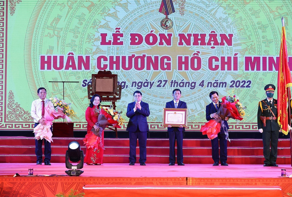 Thủ tướng Phạm Minh Chính trao Huân chương Hồ Chí Minh cho lãnh đạo tỉnh Sóc Trăng. (Ảnh: Dương Giang/TTXVN)