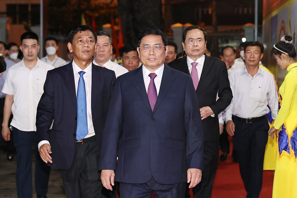 Thủ tướng Phạm Minh Chính và các đại biểu đến dự Lễ kỷ niệm 30 năm tái lập tỉnh Sóc Trăng. (Ảnh: Dương Giang/TTXVN)