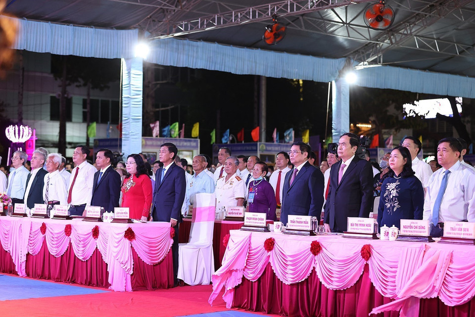 Thủ tướng Phạm Minh Chính và các đại biểu thực hiện nghi lễ chào cờ. (Ảnh: Dương Giang/TTXVN)