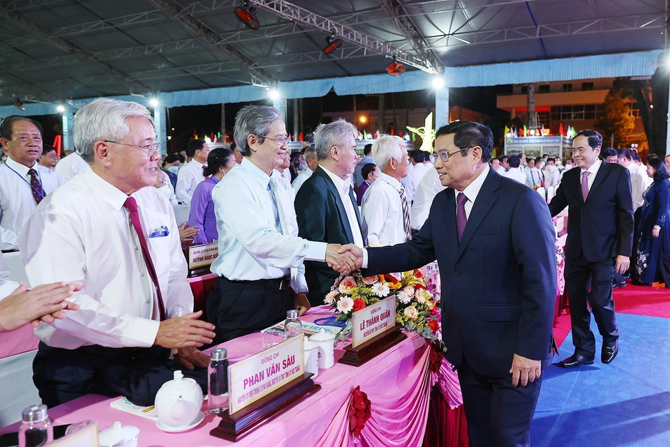 Thủ tướng Phạm Minh Chính với các đại biểu tham dự buổi lễ.(Ảnh: Dương Giang/TTXVN)