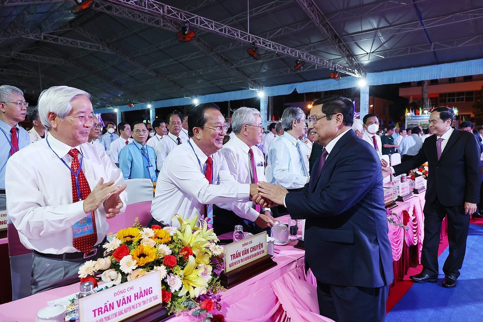 Thủ tướng Phạm Minh Chính với các đại biểu tham dự buổi lễ.(Ảnh: Dương Giang/TTXVN)