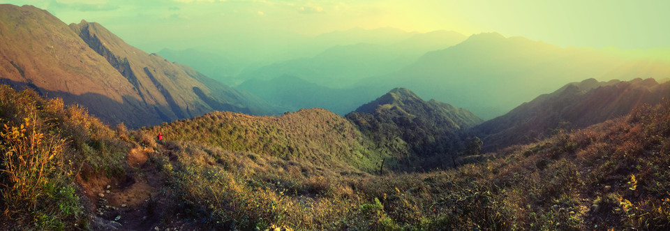 Thay vào đó chúng tôi đi trên những sống núi cao liên tiếp. Quang cảnh hùng vĩ khiến ai nấy đều ngây ngất, cứ muốn đứng lại phóng tầm mắt ra xa... Gió núi Tà Chì Nhù không giống bất cứ đâu, mạnh mẽ ào ào, không cẩn thận rất dễ bị thổi... bay người. (Ảnh: Xuân Mai/Vietnam+)