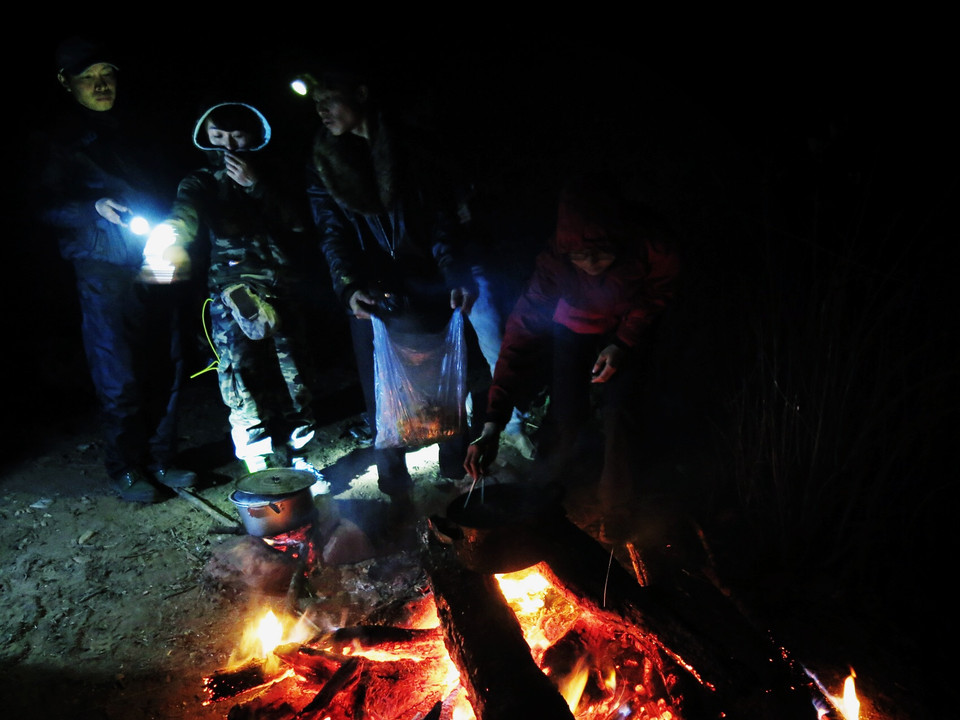 Chúng tôi dựng trại ở độ cao 2.600m, nơi có những bóng cây lớn, suối và khu đất trống, nổi lửa đun nước và nấu nướng. (Ảnh: Việt Hùng/Vietnam+)