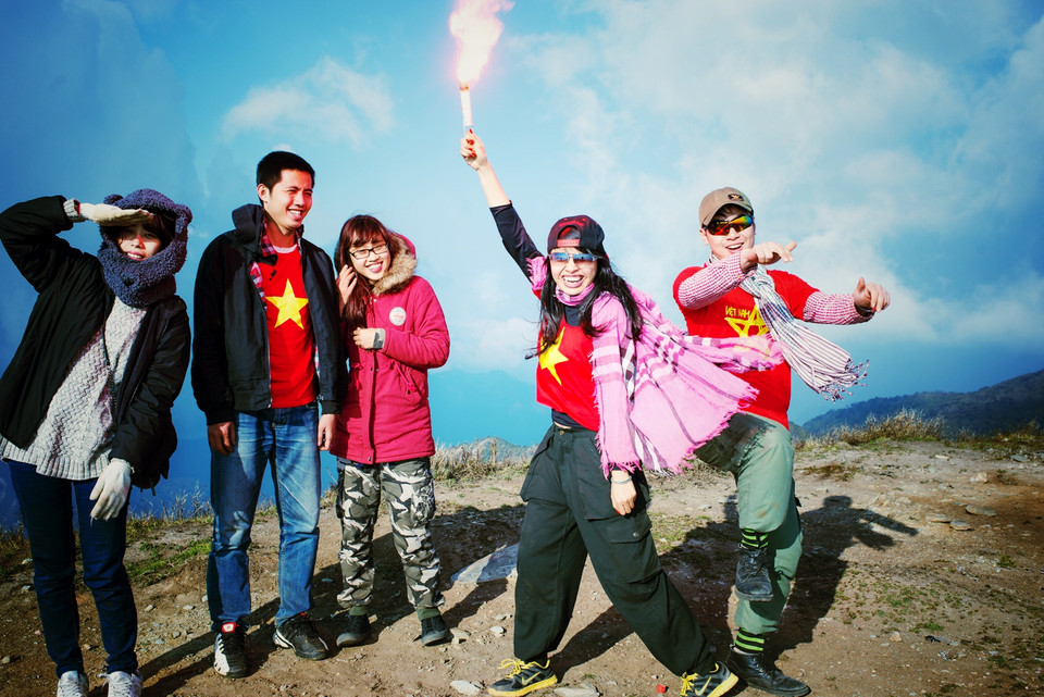 Pháo sáng ăn mừng chiến thắng lên đỉnh thành công của chúng tôi. (Ảnh: Đức Cương/Vietnam+)