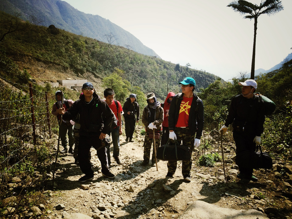 Sau một đêm ngủ ở Trạm Tấu, chúng tôi chạy xe máy khoảng hơn 7km đường đất và đá sỏi, gửi xe ở khu khai thác chì dưới chân núi và bắt đầu leo núi lúc 11 giờ. (Ảnh: Xuân Mai/Vietnam+)