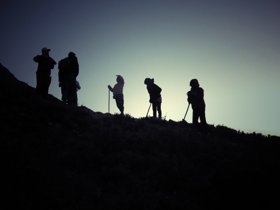 3 giờ sáng chúng tôi dậy nấu mỳ và 4 giờ bắt đầu rọi đèn pin nối gót nhau leo nốt quãng đường còn lại, lên đỉnh đón bình minh. (Ảnh: Việt Hùng/Vietnam+)