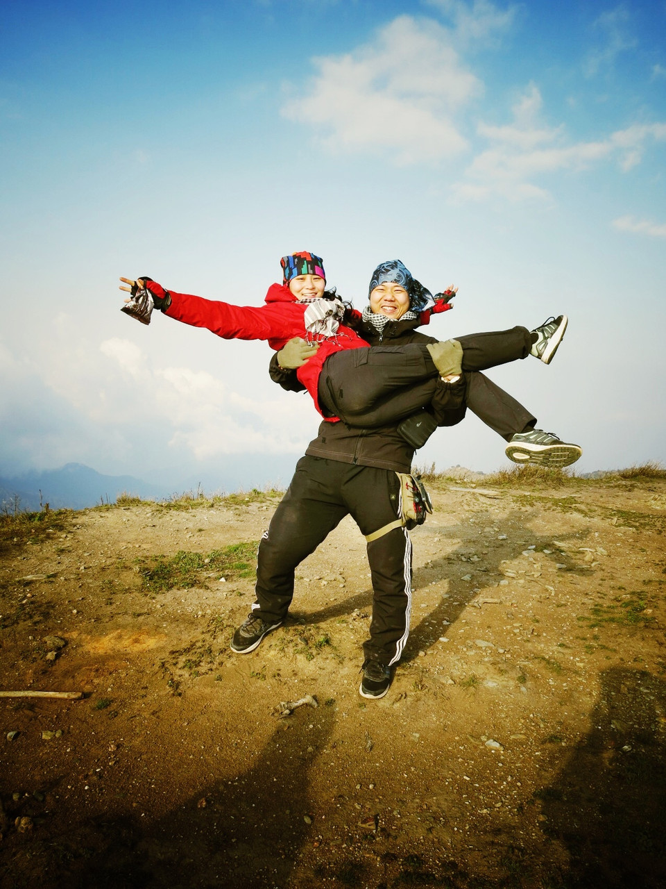 Niềm vui khi lên đỉnh của cặp vợ chồng trẻ Việt Hùng-Hải Yến. (Ảnh: Xuân Mai/Vietnam+)