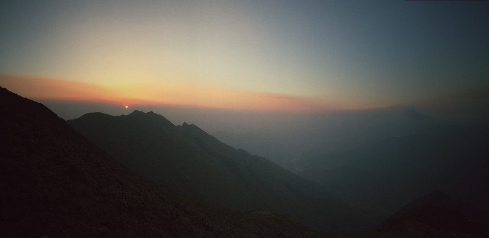 Khoảng hơn 6 giờ sáng, mặt trời bắt đầu ló rạng, mang đến sắc màu rực rỡ xua tan bóng đêm đen đặc quánh của núi rừng cao thẳm. Gió vẫn rít ào ào. (Ảnh: Xuân Mai/Vietnam+)