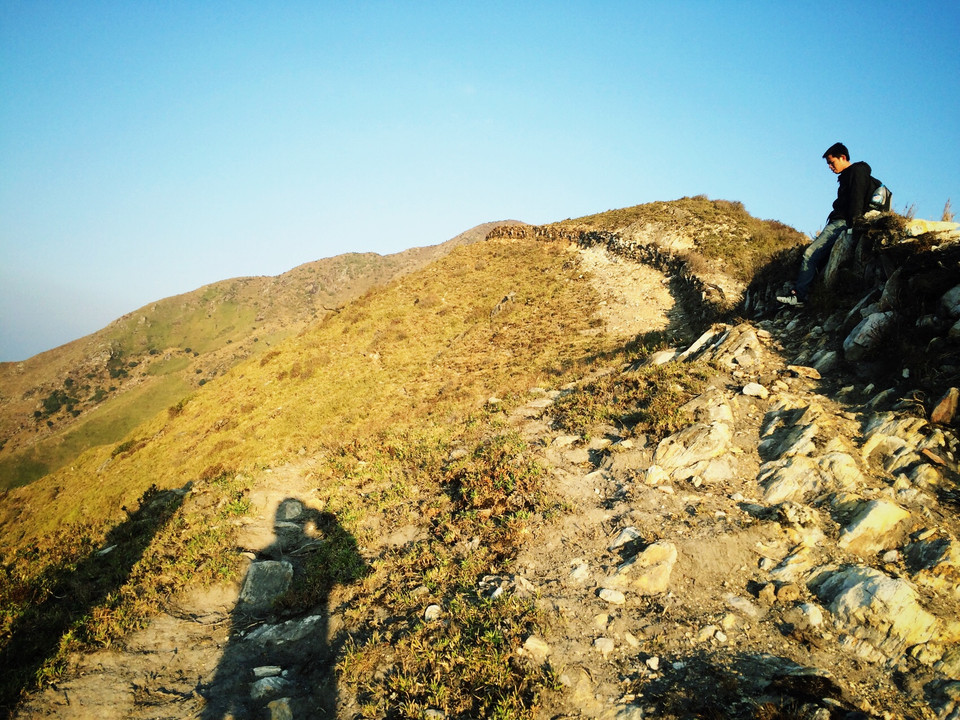 Đẹp nhất để ngắm mây là khoảng từ tháng Mười đến tháng Hai, vì lúc này khí trời lành lạnh làm cho mây tụ về, quanh quẩn bên những dãy núi, dưới bầu trời xanh thẳm mãi không tan. (Ảnh: Xuân Mai/Vietnam+)