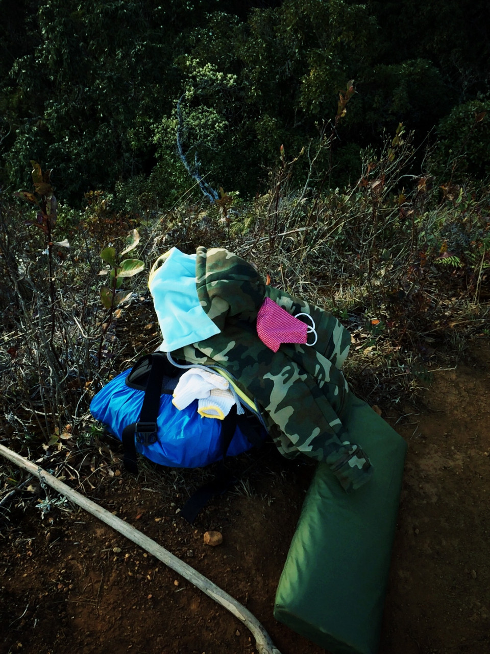Balo tư trang trung bình cho một chuyến leo núi thường nặng khoảng 7-10kg mỗi người. (Ảnh: Xuân Mai/Vietnam+)