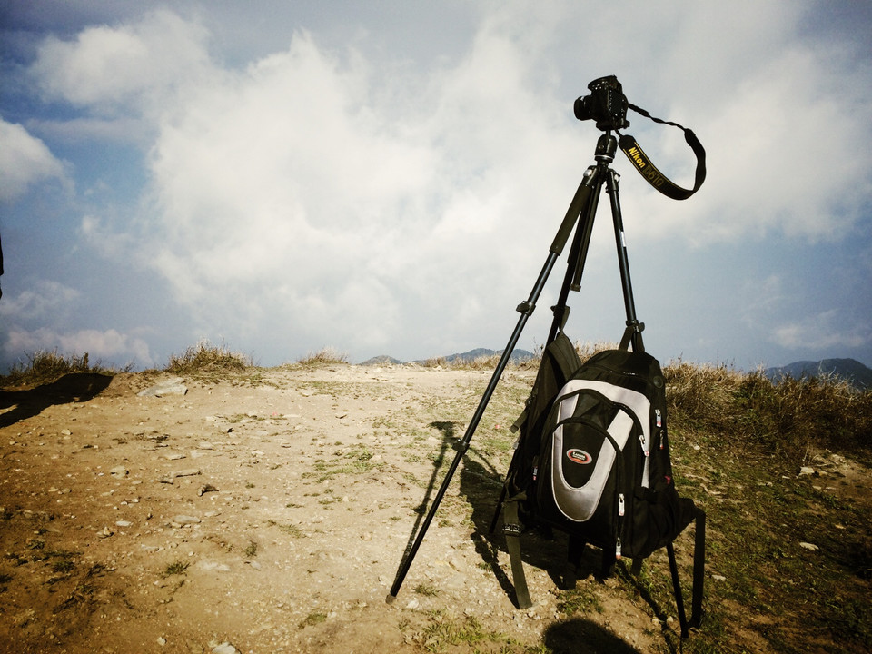 Dụng cụ tác nghiệp sau một chặng đường theo chân người qua những quãng đường trơn trượt, dốc cao dựng nối đuôi, bụi cát bay mịt mù theo suốt đường mòn cuối cùng cũng được... lên đỉnh. (Ảnh: Xuân Mai/Vietnam+)