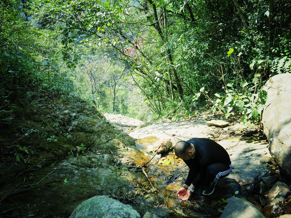 Không như các cung khác, đường leo Tà Chì Nhù rất hiếm hoi bóng cây và chỉ có 2 đoạn nghỉ có suối. Chúng tôi đến khe suối này lúc 1 giờ chiều và quyết định dừng tranh thủ ăn trưa. (Ảnh: Xuân Mai/Vietnam+)