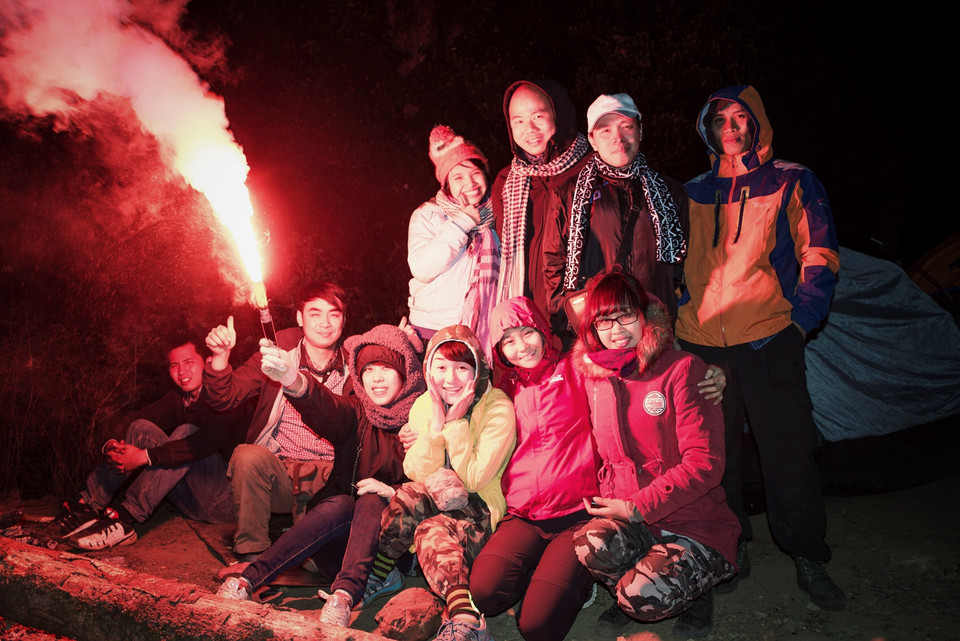 Ngọn pháo sáng ăn mừng đoàn đến điểm nghỉ an toàn. Khác với hình ảnh rạng rỡ này, cả đêm đó chúng tôi hầu như không ngủ được vì gió quá to, 4 thành viên không vác được lều nên phải ngủ dưới 'khách sạn ngàn sao.' (Ảnh: Đức Cương /Vietnam+)