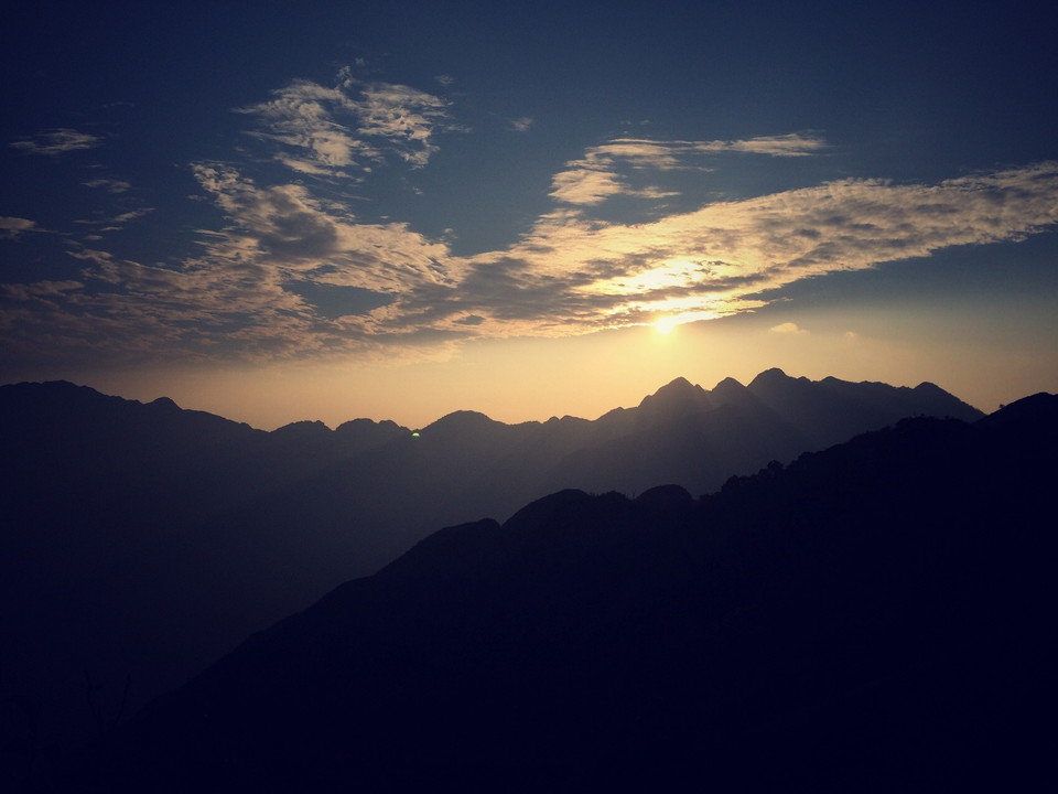 5 giờ 30 chiều, hoàng hôn bắt đầu buông xuống những đỉnh núi. (Ảnh: Xuân Mai/Vietnam+)