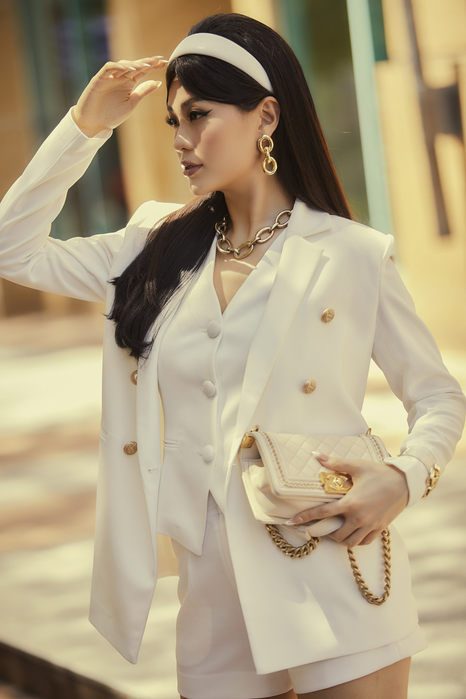 Điểm cộng cho các set đồ là sự kết hợp cùng các phụ kiện đa dạng như túi xách, mắt kính và trang sức để tạo điểm nhấn cho từng trang phục. (Ảnh: CTV/Vietnam+)