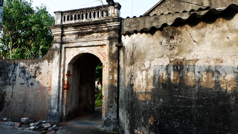 Ở Dịch Diệp Trang, dấu ấn thời gian hằn in ở các cổng nhà. Cổng thường xây cuốn mái vòm parapol sâu từ 1-2m, có cổng sâu đến vài ba mét. 