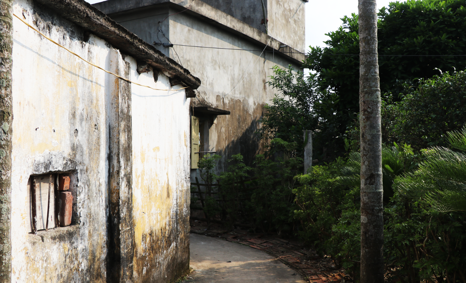 Con đường cổ kính dẫn vào mỗi ngôi nhà. 