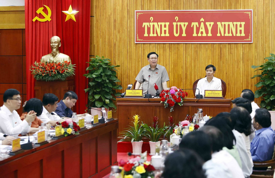 Chủ tịch Quốc hội Vương Đình Huệ phát biểu chỉ đạo tại buổi làm việc với Ban Thường vụ Tỉnh ủy Tây Ninh. (Ảnh: An Đăng/TTXVN)