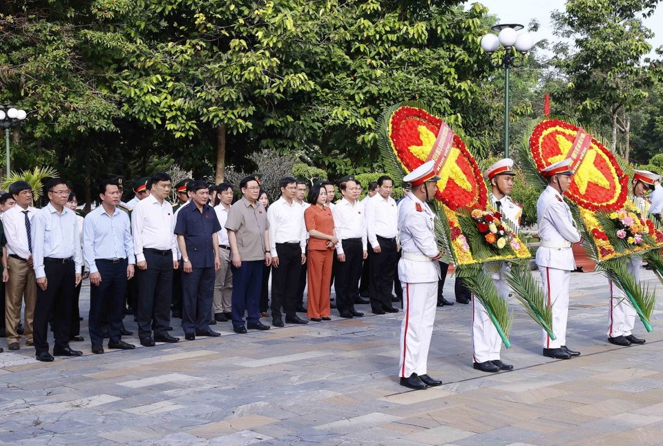 Chủ tịch Quốc hội Vương Đình Huệ với các đại biểu đặt vòng hoa viếng các Anh hùng Liệt sỹ. (Ảnh: An Đăng/TTXVN)