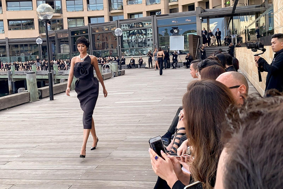 Từng nhiều lần tham gia các chương trình thời trang của nhà thiết kế Đỗ Mạnh Cường, trong show diễn này, H’Hen Niê giữ vai trò mở màn. (Ảnh: Tuấn Khôi/Vietnam+)