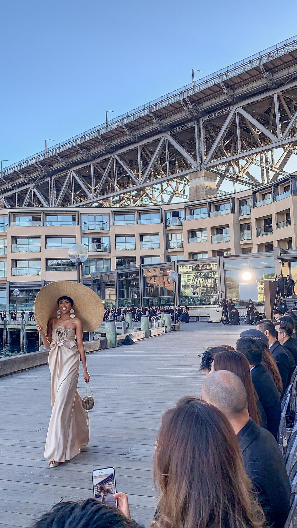 Với kinh nghiệm làm người mẫu trước đó, H’Hen Niê đã sải những bước chân đầy tự tin, khéo léo khoe nét đẹp thanh lịch, dịu dàng, phù hợp với chủ đề của chương trình. (Ảnh: Tuấn Khôi/Vietnam+)