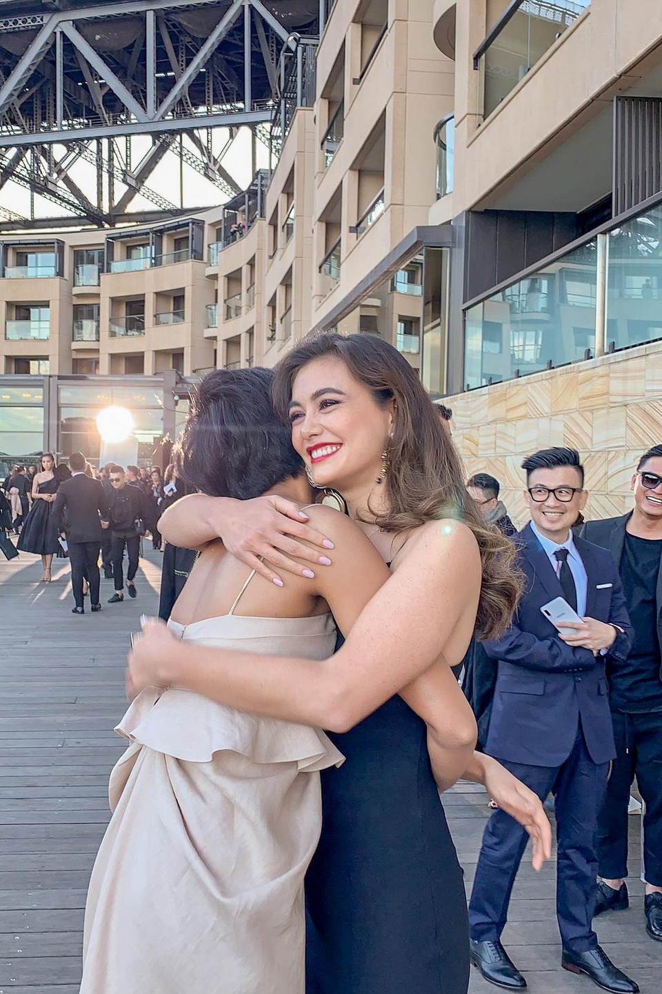 Francesca kiên nhẫn ngồi chờ H’Hen Niê diễn xong chương trình mới gặp mặt. (Ảnh: Tuấn Khôi/Vietnam+)