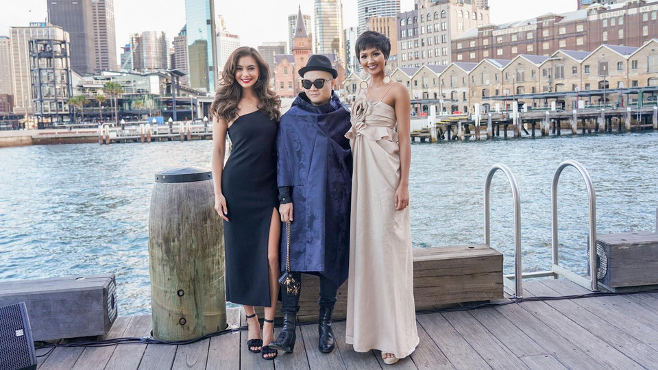 Hai người đẹp và nhà thiết kế Đỗ Mạnh Cường. (Ảnh: Tuấn Khôi/Vietnam+)