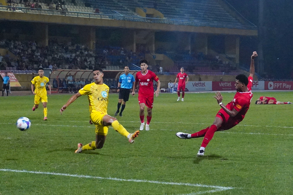 Chỉ còn thi đấu với 10 người trong hiệp hai, đội khách phải "oằn mình" chống đỡ những pha hãm thành liên tiếp của Thể Công-Viettel. (Ảnh: Việt Anh/Vietnam+)