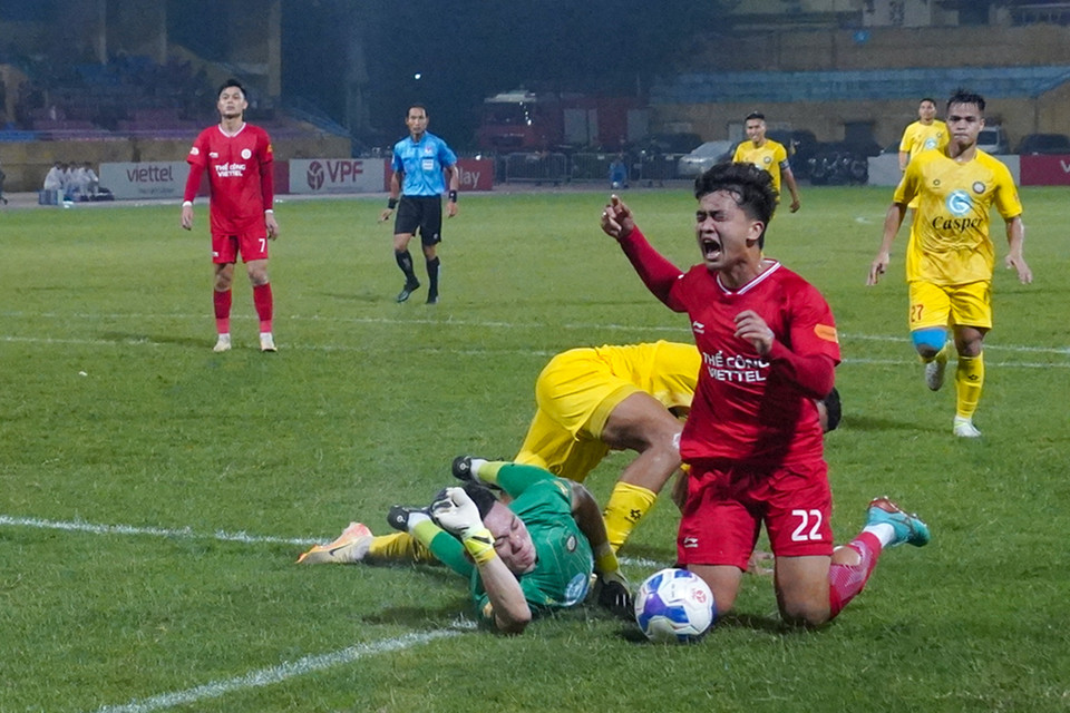 Kịch tính đến ở những phút bù giờ cuối cùng, khi Trần Danh Trung (số 22) đã ngã trong vòng cấm nhưng trọng tài quyết định không cho Thể Công được hưởng thêm một quả penalty. (Ảnh: Việt Anh/Vietnam+)