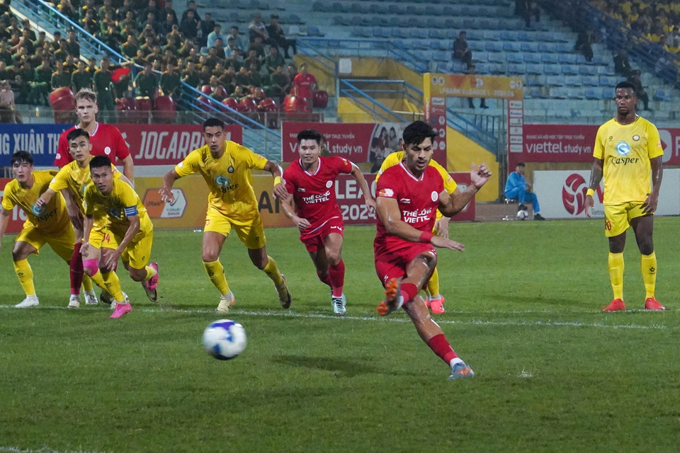 Trên chấm 11m, Pedro Henrique 'lạnh lùng' gỡ hòa 1-1 cho "đội bóng áo lính." (Ảnh: Việt Anh/Vietnam+)