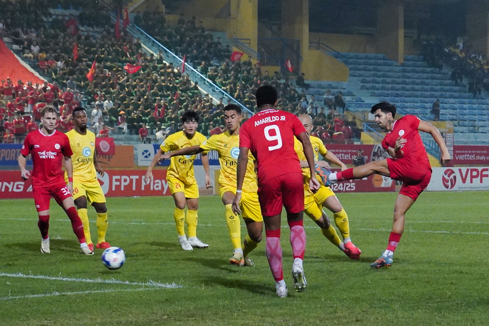 Cơ hội nguy hiểm đầu tiên của trận đấu thuộc về đội chủ nhà với pha xoay người dứt điểm của Pedro Henrique. (Ảnh: Việt Anh/Vietnam+)