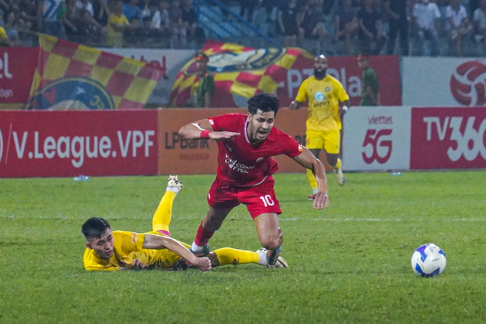 Thế nhưng ngay trước giờ nghỉ giữa hai hiệp, Đông Á Thanh Hóa một lần nữa gặp bất lợi khi Hoàng Thái Bình (áo vàng) ngăn cản tình huống đối mặt của Pedro Henrique. (Ảnh: Việt Anh/Vietnam+)