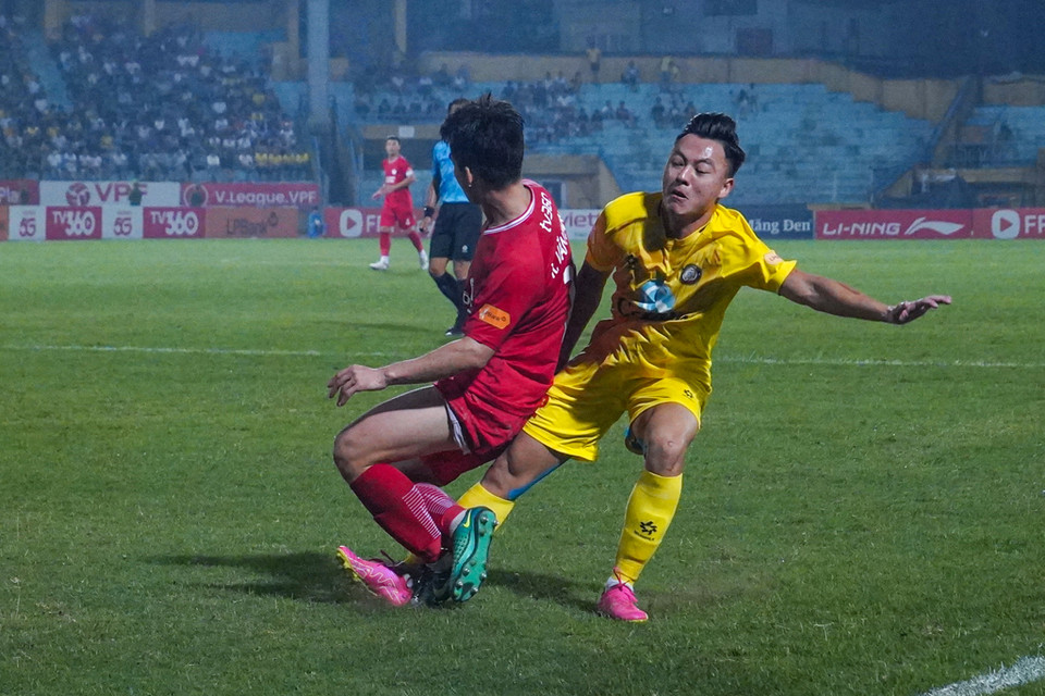 Tuy nhiên chỉ 10 phút sau, Thái Sơn (áo vàng) phạm lỗi với Khuất Văn Khang trong vòng cấm khiến Thanh Hóa phải chịu một quả phạt đền. (Ảnh: Việt Anh/Vietnam+)