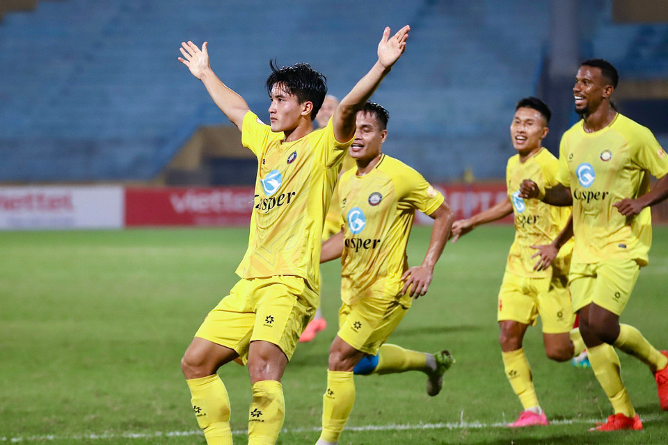 Đến phút thứ 34, "sao mai" của Thanh Hóa là tiền vệ Nguyễn Ngọc Mỹ một lần nữa đưa đoàn quân của huấn luyện viên Popov vượt lên dẫn trước, sau một pha đột phá và dứt điểm quyết đoán. (Ảnh: Việt Anh/Vietnam+)