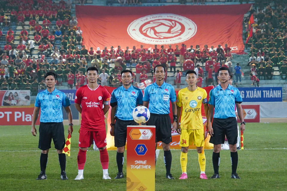Tối 15/11, Thể Công-Viettel (áo đỏ) trở lại sân Hàng Đẫy để tiếp đón đội đầu bảng Đông Á Thanh Hóa trong trận đấu thuộc vòng 8 V-League. (Ảnh: Việt Anh/Vietnam+)