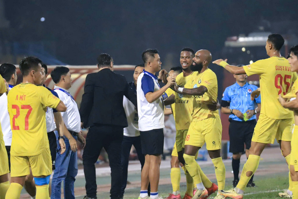 Phút thứ 15, đội khách Đông Á Thanh Hóa vươn lên dẫn trước 1-0 với siêu phẩm đá phạt của ngoại binh Luiz Antonio. (Ảnh: Việt Anh/Vietnam+)