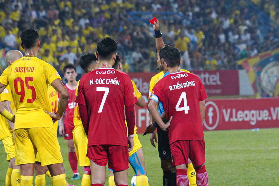 Sau khi tham khảo công nghệ VAR, trọng tài quyết định truất quyền thi đấu của tiền vệ mang áo số 28 bên phía Thanh Hóa. (Ảnh: Việt Anh/Vietnam+)