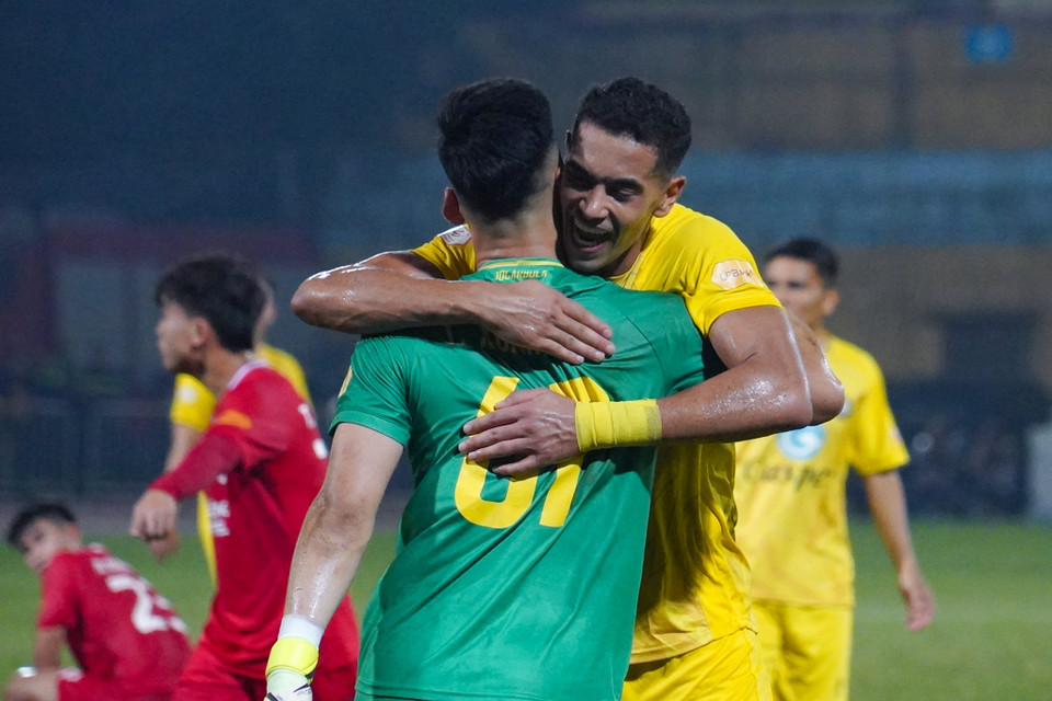 Chung cuộc, 10 cầu thủ của Đông Á Thanh Hóa vẫn đứng vững trước sức ép của Thể Công và bảo toàn chiến thắng với tỷ số sít sao 2-1, qua đó tiếp tục dẫn đầu trên bảng xếp hạng V-League 2024-2025 với 17 điểm sau 8 vòng đấu. (Ảnh: Việt Anh/Vietnam+)