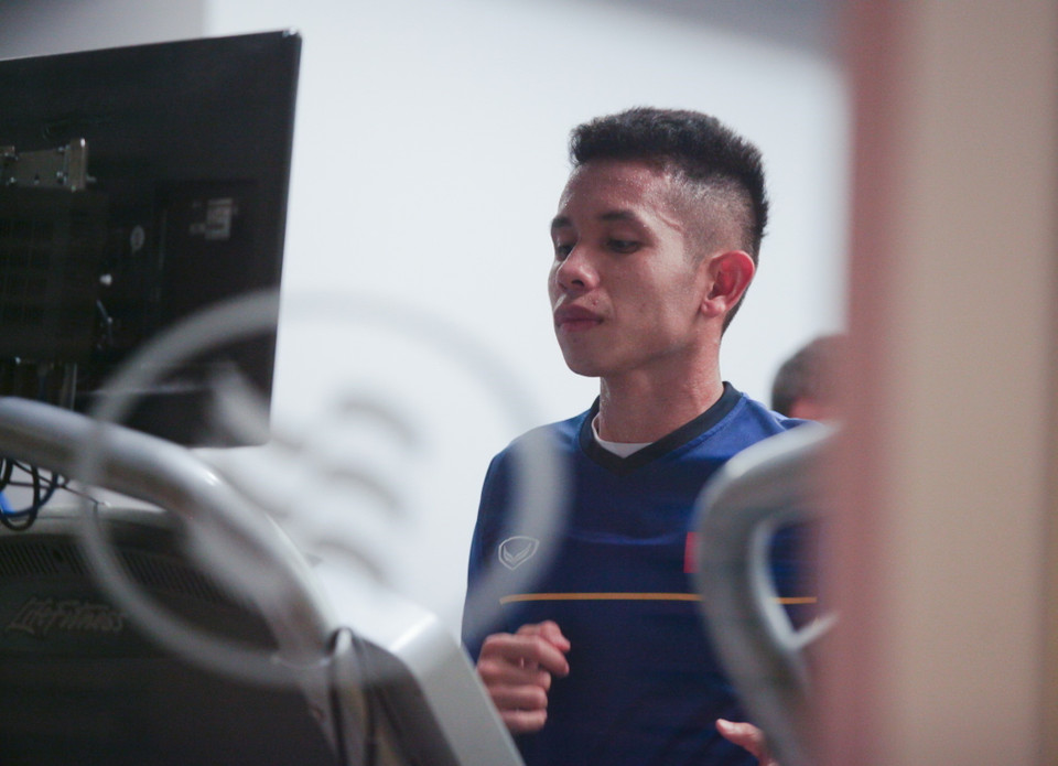 Hậu vệ Hồng Duy tập luyện. (Ảnh: Hoàng Linh/TTXVN)