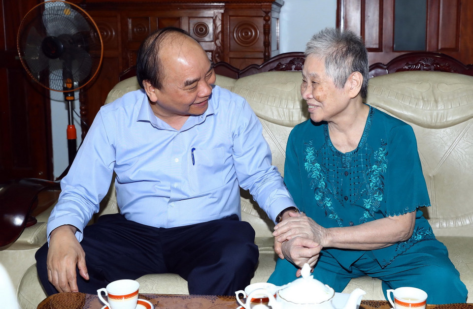 Thủ tướng Nguyễn Xuân Phúc thăm hỏi thân nhân gia đình đồng chí Võ Chí Công. (Ảnh: Thống Nhất/TTXVN)