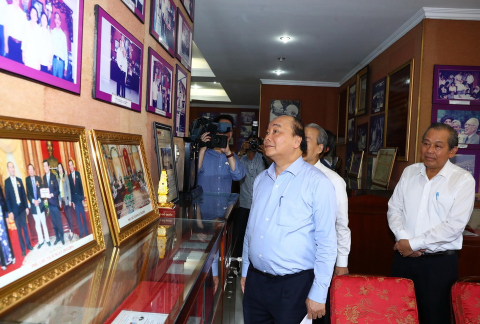 Thủ tướng Nguyễn Xuân Phúc thăm phòng lưu niệm về Quyền Chủ tịch nước, Luật sư Nguyễn Hữu Thọ. (Ảnh: Thống Nhất/TTXVN)